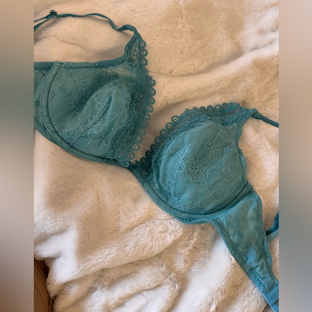 EUC Victoria’s Secret Unlined plunge bra 32DD